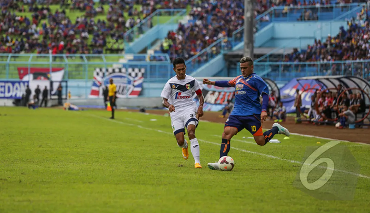 Cristian Gonzales (kanan) menjadi salah satu pencetak gol Arema Cronus saat mengalahkan Mitra kukar dengan skor 5-2 , Stadion Kanjuruhan, Malang, Minggu (18/1/2015). (Liputan6.com/Faizal Fanani)