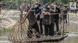 Menanggapi keluhan para ibu-ibu Sandiaga Uno memastikan kepada Bupati bahwa,pasar budaya Sangiran akan mulai dibuka per Selasa secara bertahap dengan tetap menerapkan protokol kesehatan. Sandiaga juga meminta untuk menyeragamkan etalase sehingga higenitas dagangan terjaga. (Liputan6.com/HO/Parekraf)