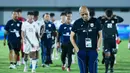 Hasil ini menjadi catatan penting bagi pelatih Nova Arianto menjelang persiapan menuju Piala Asia U-17 2026. Tampak dalam foto, pelatih Timnas Indonesia U-17, Nova Arianto tertunduk usai memimpin tim asuhannya bertanding melawan China dalam laga uji coba di Indomilk Arena, Tangerang, Banten, Minggu (8/2/2026). (Bola.com/M Iqbal Ichsan)