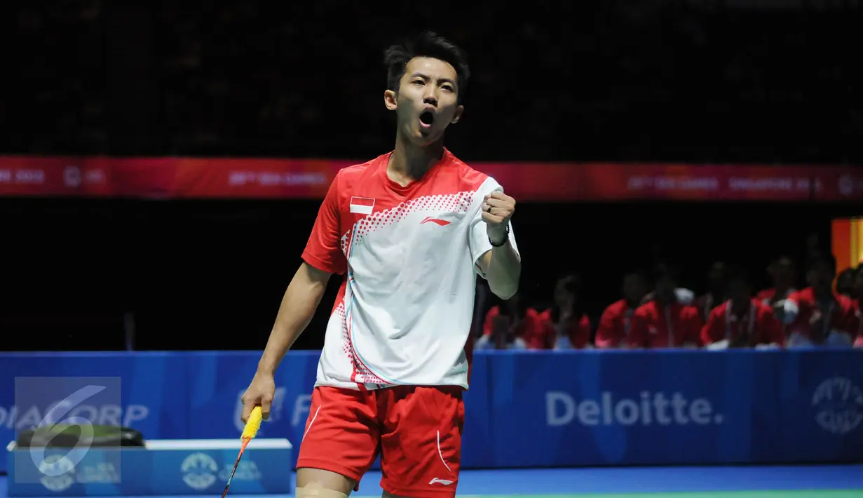 Ekspresi pebulutangkis tunggal putra Indonesia Ihsan Maulana Mustofa saat laga melawan Sappanyu Avihingsanon (Thailand) di final beregu putra SEA Games ke-28 di Singapore Indoor Stadium, Singapura, Jumat (12/6/2015). (Liputan6.com/Helmi Fithriansyah)
