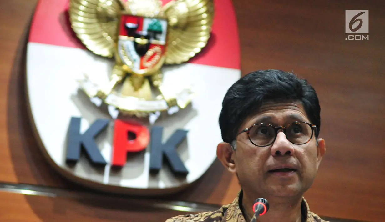 Wakil Ketua KPK, Laode Muhammad Syarif dalam konferensi pers di Jakarta, Sabtu (7/10). KPK melakukan OTT terhadap Ketua Pengadilan Tinggi Manado SDW dan Anggota DPR Komisi XI dari Fraksi Golkar AAM serta tiga orang lainnya. (Liputan6.com/Helmi Afandi)