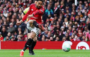Pemain Manchester United, Matheus Cunha, mencetak gol ke gawang Liverpool pada lanjutan Liga Inggris 2025/2026 di Old Trafford, Minggu (3/5/2026) malam WIB. (Darren Staples / AFP)