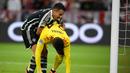Bek Manchester United, Sergio Reguilon berusaha mengangkat dan menyemangati Andre Onana setelah kebobolan gol pertama melalui tendangan gelandang Bayern Munchen, Leroy Sane pada laga matchday pertama Grup A Liga Champions 2023/2024 di Allianz Arena, Munich, Kamis (21/9/2023) dini hari WIB. (AFP/Tobias Schwarz)