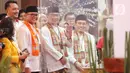 Ridwan Kamil dan Suswono tampil kompak mengenakan baju koko dibalut dengan kain berwarna oranye di lehernya. (Liputan6.com/Angga Yuniar)