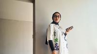 Zee Zee mengenakan kemeja berwarna dasar dengan motif warna-warni yang abstrak serta celana kain warna hitam berpotongan longgar. (dok. Instagram @zeezeeshahab/https://www.instagram.com/p/C21VmssSaaz/?utm_source=ig_web_copy_link/Rusmia Nely)