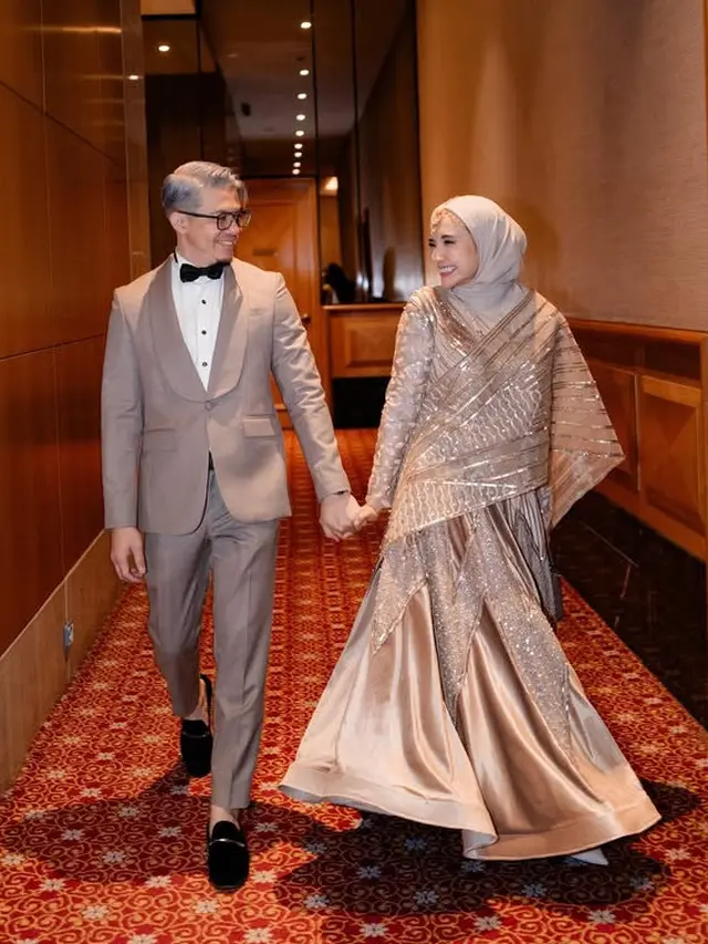 Gaya Zaskia Sungkar kenakan pakaian India saat kondangan. [@zaskiasungkar15]