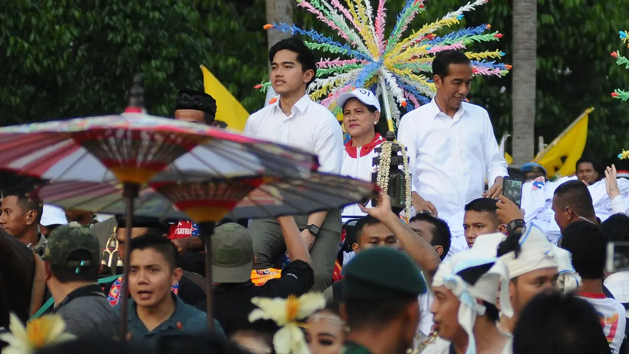 Jokowi-Ma'ruf Naik Delman Usai Konser Putih Bersatu