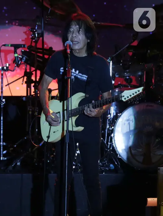 Gitaris Ian Antono saat malam puncak Festival Pameran Retrospektif 50th God Bless. (Liputan6.com/Helmi Fithriansyah) (Liputan6.com/Helmi Fithriansyah)