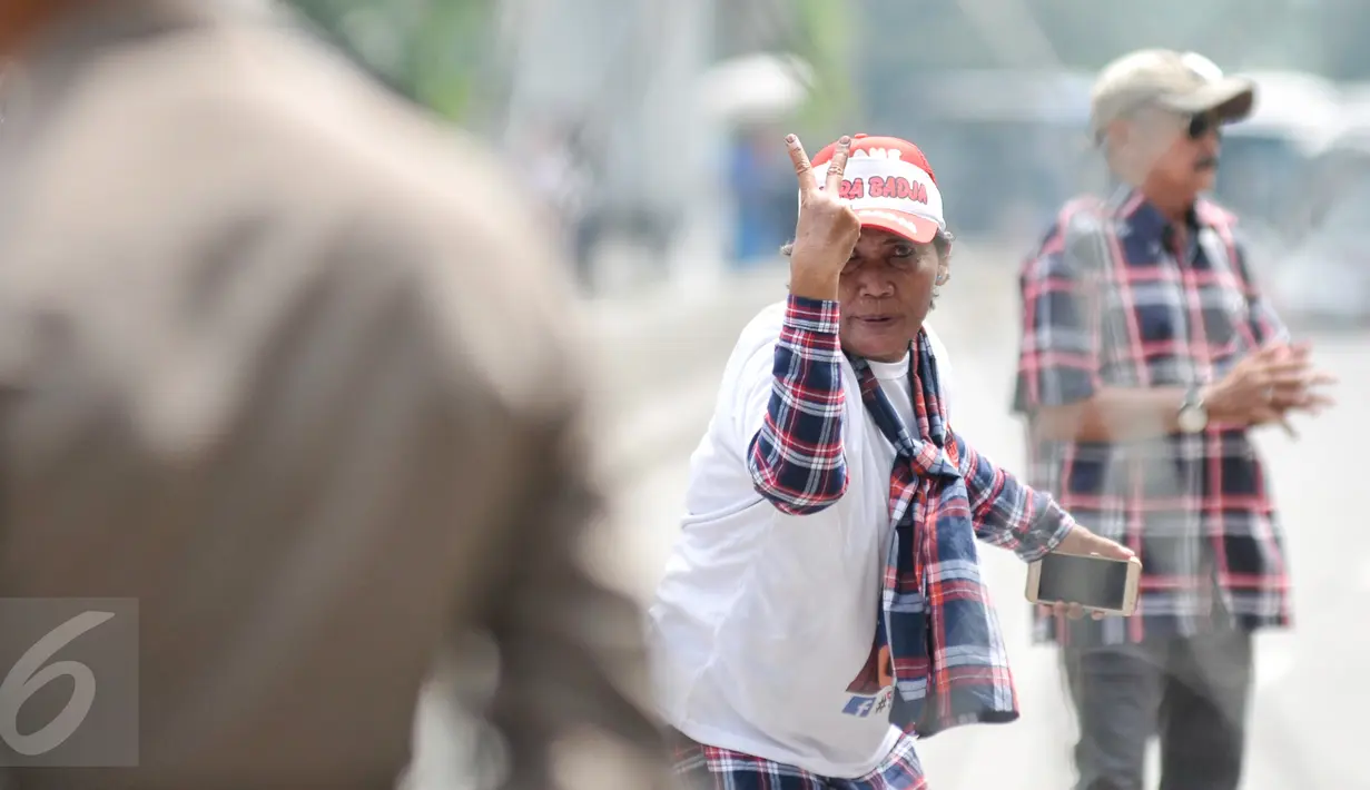 Massa pro Basuki Tjahaja Purnama (Ahok) mengawal sidang lanjutan kasus dugaan penodaan agama di depan Kementerian Pertanian, Jakarta, Kamis (20/4). Sidang pembacaan tuntutan digelar sehari setelah pemungutan suara Pilkada DKI. (Liputan6.com/Yoppy Renato)