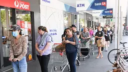 Orang-orang mengantre di supermarket setelah pemerintah negara bagian Australia Selatan mengumumkan penguncian (lockdown) di Adelaide pada Rabu (18/11/2020). Otoritas Australia Selatan memberlakukan lockdown selama enam hari untuk mengendalikan penyebaran virus corona. (Brenton EDWARDS/AFP)