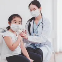 Ilustrasi seorang anak mendapatkan suntikan vaksin. (Shutterstock/GBALLGIGGSPHOTO)