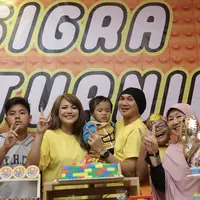 Pasangan Anji dan Wina Natalia baru saja merayakan hari jadi ulang tahun anak mereka, Sigra Umar Narada yang ke 2 tahun. Memilih merayakan ulang tahun di luar rumah,  Anji punya alasannya tersendiri. (Galih W. Satria/Bintang.com)