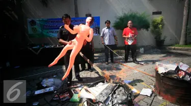 Petugas membakar sex toys pada pemusnahan barang milik negara hasil penindakan 2015-2016 di Bea dan Cukai Yogyakarta, (24/5). Barang bukti lain di musnahkan seperti air soft gun,replika senjata api, majalah dewasa, dll. (Liputan6.com/Boy harjanto)