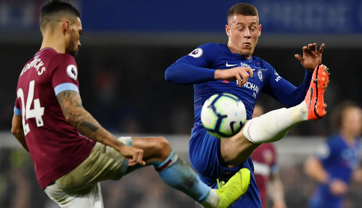 Pemain Chelsea, Ross Barkley berebut bola dengan  pemain West Ham United,  Ryan Fredericks dalam lanjutan Liga Inggris 2018/2019 di Stadion Stamford Bridge, Senin (8/4). Chelsea sukses menaklukkan West Ham United dengan skor 2-0. (Reuters/Tony O'Brien)