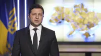 Presiden Ukraina Volodymyr Zelenskyy berpidato di hadapan bangsa di Kyiv, Ukraina, Kamis, 24 Februari 2022. Zelenskyy mengumumkan darurat militer akibat serangan Rusia. (AP)