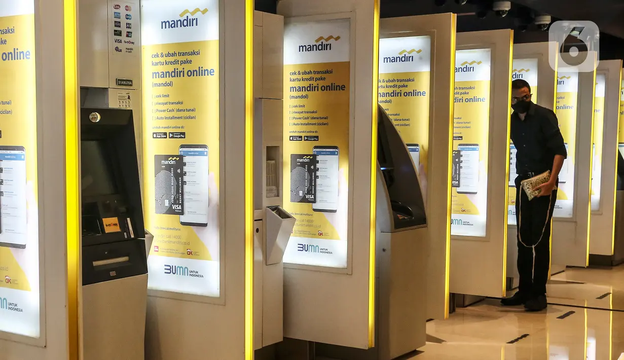 Nasabah melakukan transaksi di anjungan tunai mandiri (ATM), Jakarta, Senin (25/1/2020). Kinerja kredit perbankan pada 2021 diperkirakan tumbuh positif sebesar 7,3 persen secara tahunan (year-on-year/yoy). (Liputan6.com/Johan Tallo)