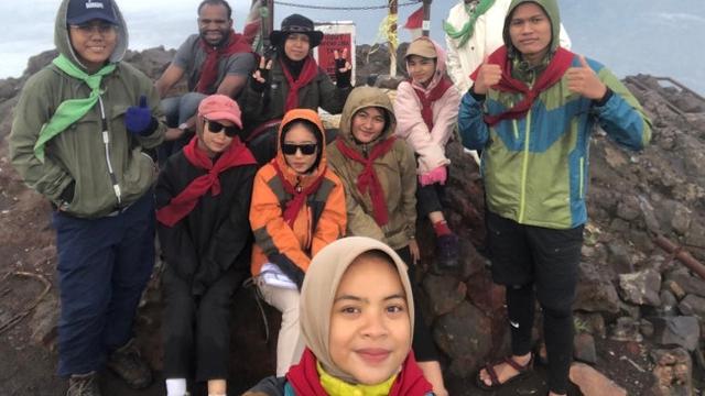 Korban selamat dari erupsi Gunung Marapi bersama sejumlah rekannya dari Pekanbaru, Riau.