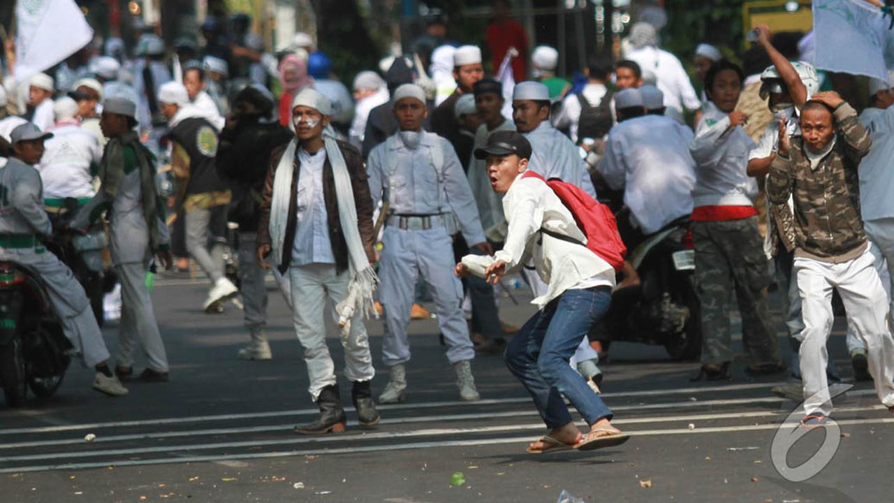 FPI Mengamuk, Polisi Dihujani Batu