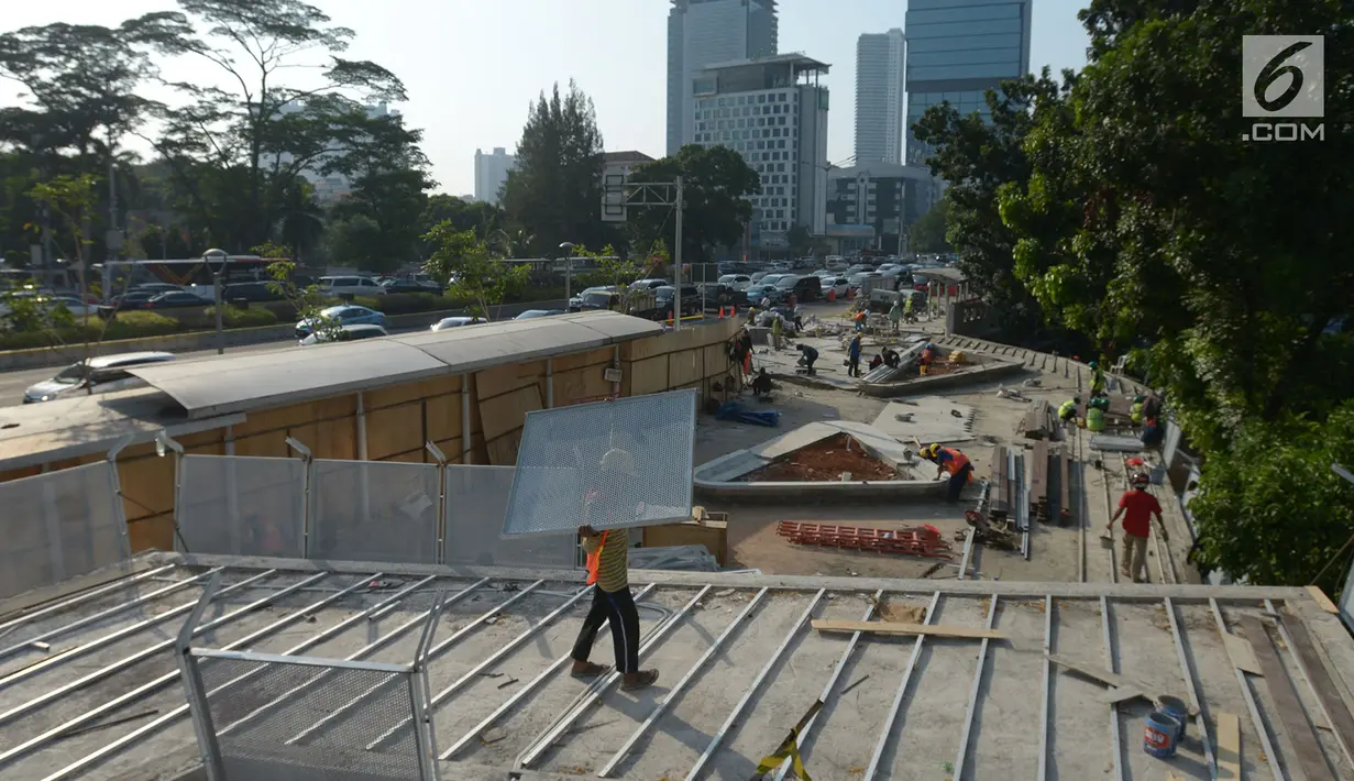 Aktivitas pekerja menyelesaikan proyek pembangunan Taman Spot dan Budaya Dukuh Atas, Jakarta, Rabu (19/6/2019). Taman tersebut digunakan untuk menciptakan ruang ekspresi budaya yang pembangunnnya hampir rampung. (merdeka.com/Imam Buhori)