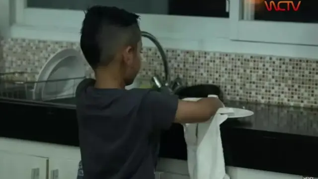 Dapur Wendi Cagur dengan Kitchen Sink yang Memudahkan Aktivitas Masak