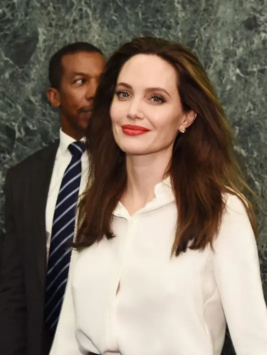 Belakangan tersiar kabar bahwa kesehatan Jolie pun semakin menurun. Ia pun mengunjungi dokter untuk melakukan pemeriksaan, dan menurut kabar yang beredar Jolie menderita insomnia sehingga kondisi tubuhnya menurun. (AFP/Michael Loccisano)