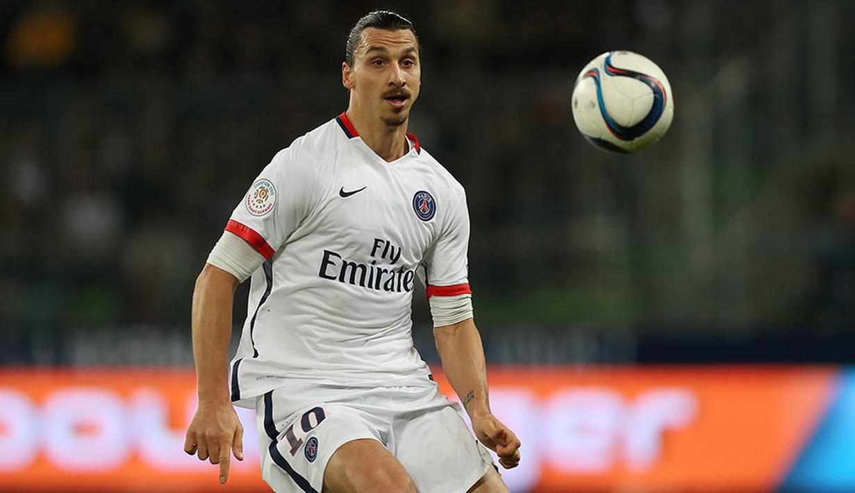 4. Zlatan Ibrahimovic. Bintang asal Swedia ini sudah mondar-mandir di semua liga top Eropa kecuali Premier League. Mantan pemain Barcelona ini akhirnya berlabuh di Manchester United musim ini. (AFP/Charly Triballeau)