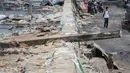 Kondisi tanggul pengaman pantai yang bocor di kawasan Muara Baru, Jakarta, Selasa (11/12). Tanggul pengaman pantai untuk mencegah banjir rob di kawasan tersebut bocor karena tingginya volume pasang surut air laut. (Liputan6.com/Faizal Fanani)