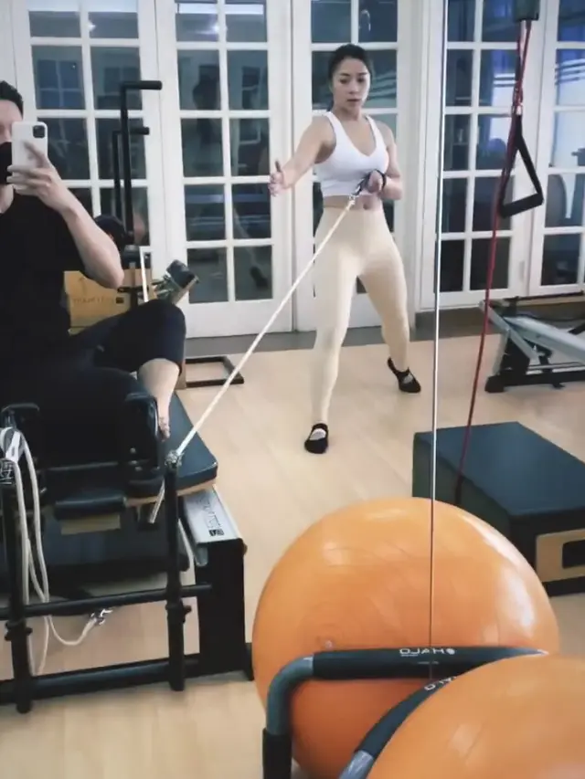 Nikita Willy Tunjukan Perut Rata Hingga Tubuh Berotot Setelah Empat Bulan Melahirkan Putra Pertamanya.