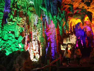 Turis mengunjungi gua Yinziyan di daerah Lipu, kota Guilin, di wilayah Guangxi selatan China (10/1/2023). Gua Yinziyan membentang sepanjang 12 kilometer dan melewati 12 gunung. (AFP/China Out)