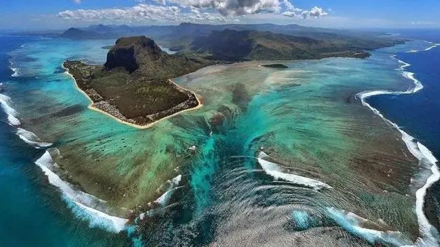 Penampakan Air Terjun Bawah Laut di Pulau Mauritius