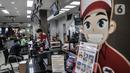 Petugas melayani warga yang akan mengirimkan paket melalui jasa ekspedisi JNE di Tomang, Jakarta, Selasa (29/12/2020). Peningkatan jasa ekspedisi terjadi seiring kian maraknya warga yang membeli barang melalui e-commerce. (merdeka.com/Iqbal S. Nugroho)