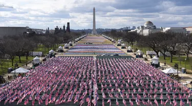 Ribuan bendera ditempatkan di National Mall, menghadap ke Monumen Washington, dan Lincoln Memorial, menjelang pelantikan Presiden terpilih Joe Biden di Washington, Senin (18/1/2021). Pelantikan Biden dan wakilnya, Kamala Harris akan mencakup "parade virtual di seluruh AS". (AP Photo/Alex Brandon)