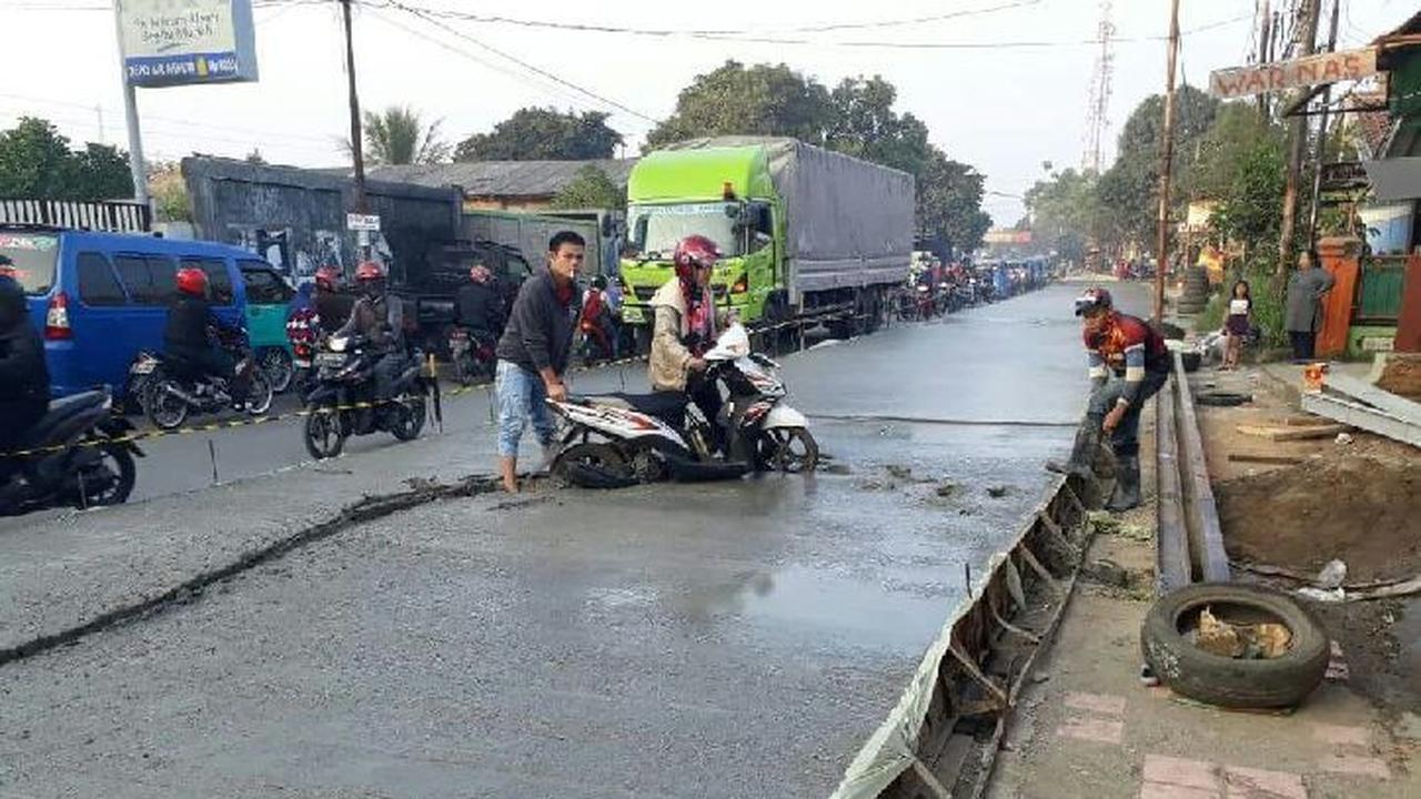 Emak-emak terperosok di jalan basah setelah dicor (Istimewa)