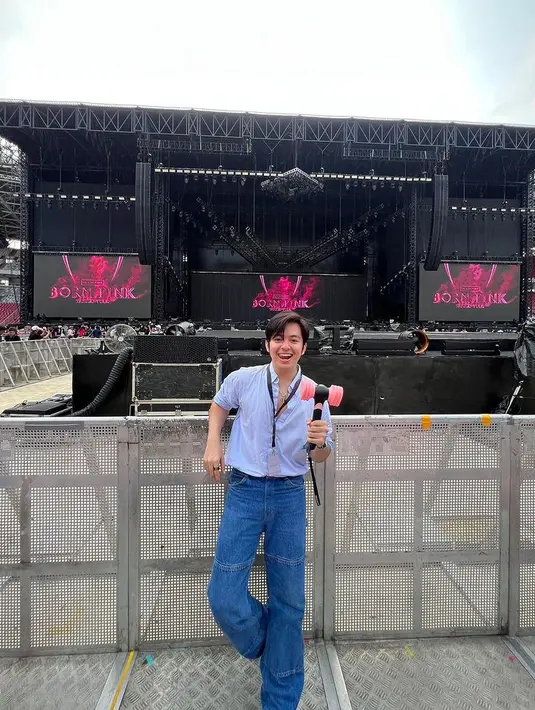 Di media sosial, netizen juga merasa ingin memiliki pasangan seperti Angga yang setia menemani. "Gemes bangrt lihat cowok-cowok yang mau nemenin pacarnya lihat BLACKPINK, respectttt," tulis seorang netizen. [Foto: Instagram/angga]