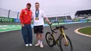 Pembalap Ferrari, Charles Leclerc (kiri) berfoto bersama dengan atlet balap sepeda track Belanda, Harrie Lavreysen menjelang Formula 1 GP Belanda di Sirkuit Zandvoort, Kamis (22/08/2024) waktu setempat. (AFP/John Thys)