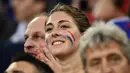 Senyum manis Suporter wanita Timnas Prancis sebelum menyaksikan pertandingan melawan Albania di Grup A Euro 2016 di Stade Velodrome, Marseille, Prancis (15/6). (AFP PHOTO/BERTRAND Langlois)