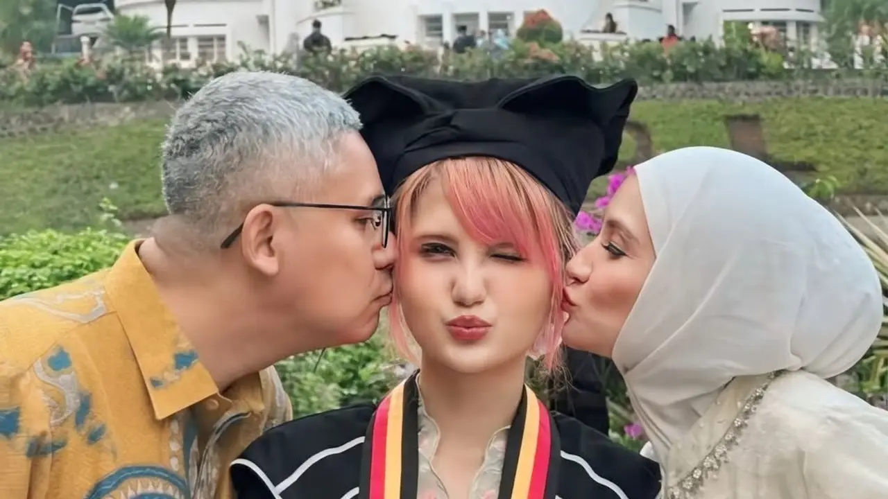 Natalie Sarah Dampingi Maureen Wisuda