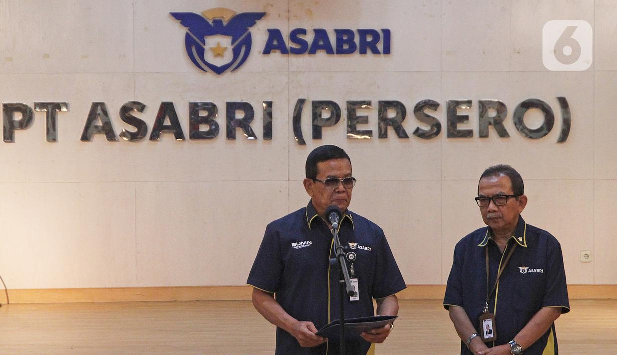 Direktur Utama PT Asabri (Persero) Sonny Widjaja (kiri) didampingi Direktur SDM dan Umum Asabri Herman Hidayat memberikan keterangan di Gedung Asabri, Kamis (16/1/2020). Asabri membantah tuduhan dugaan korupsi yang sempat dilayangkan kepada perusahaan pelat merah itu. (Liputan6.com/Herman Zakharia)