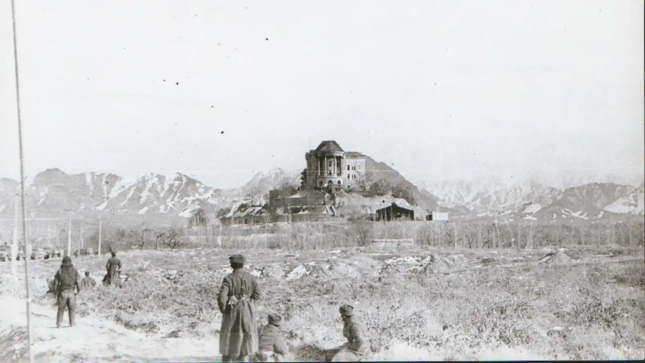 Pasukan Uni Soviet usai menyebru Istana Tajberg, Afghanistan (Wikimedia Commons)