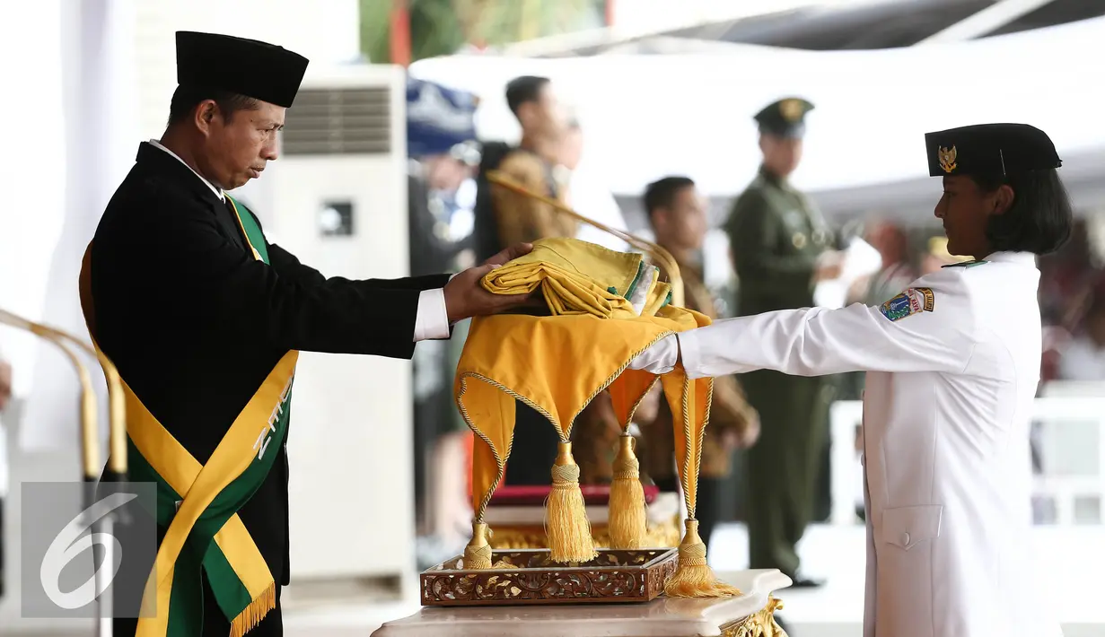 Anggota paskibraka 2016 melaksanakan gladi bersih upacara HUT ke-71 Kemerdekaan RI di Istana Merdeka, Jakarta, Senin (15/8). Kegiatan gladi bersih ini juga ditampilkan pengibaran bendera merah putih oleh Paskibraka 2016. (Liputan6.com/Faizal Fanani)