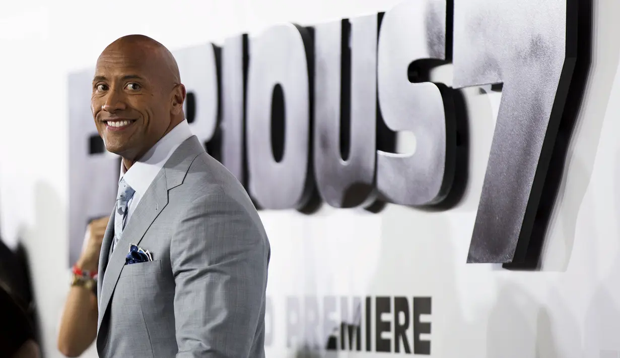Dwayne Johnson saat menghadiri pemutaran perdana "Furious 7" di TCL Chinese Theatre IMAX, Los Angeles, Rabu (1/4/2015). Film tersebut menghadirkan aktor Paul Walker yang meninggal musim gugur lalu sebelum menyelesaikan film.(REUTERS/Mario Anzuoni)