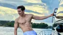 <p>Berpose sembari bergelayut di kapal, bentuk perut Verrel Bramasta memang menjadi salah satu body goals. (FOTO: instagram.com/bramastavrl/)</p>