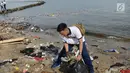 Prajurit TNI Angkatan Laut (AL)  membersihkan sampah di kawasan Pantai Ancol, Jakarta, Jumat (1/3). Kegiatan bersih-bersih itu menjadi giat yang bersifat keluarga dan melibatkan sejumlah elemen masyarakat. (Merdeka.com/ Imam Buhori)