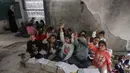 Berdasarkan laporan dari UNRWA per Februari 2026, hampir 90 persen bangunan sekolah di seluruh Jalur Gaza telah rusak atau hancur. Tampak dalam foto, anak-anak pengungsi Palestina mengikuti belajar mengajar di dalam tenda di Sekolah Mada, kamp pengungsi Jabalia, Jalur Gaza Utara pada 13 April 2026. (Omar AL-QATTAA/AFP)
