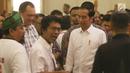 Presiden Joko Widodo tiba menghadiri Halalbihalal bersama aktivis 98 di Jakarta, Minggu (16/6/2019). Dalam silaturahmi tersebut Jokowi dihadiahi jaket bertuliskan Son Of Democracy Indonesia 98 . (Liputan6.com/Angga Yuniar)