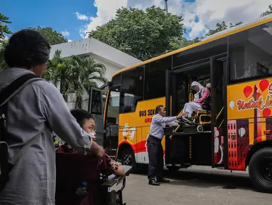 Unit Pengelola Angkutan Sekolah (UPAS) Dishub DKI Jakarta mengoperasikan 5 unit armada bus sekolah khusus untuk penyandang disabilitas. (Liputan6.com/Angga Yuniar)