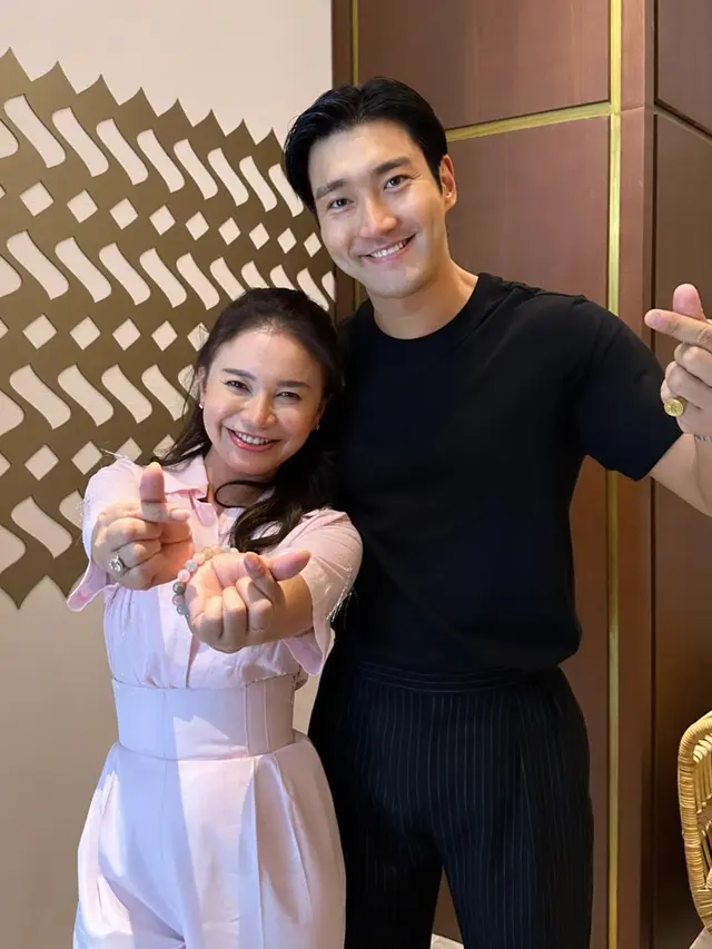 Penyanyi Rossa bertemu Choi Siwon Super Junior di Jakarta, 6 Desember 2022 (Foto: Instagram itsrossa910)