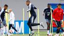 Penyerang timnas Prancis, Kylian Mbappe melompat saat melakukan pemanasan dalam latihan di Glebovets, Rusia, (4/7). Prancis akan bertanding melawan Uruguay pada babak 8 besar Piala Dunia 2018 di Nizhny Novgorod Stadium. (AP Photo/David Vincent)