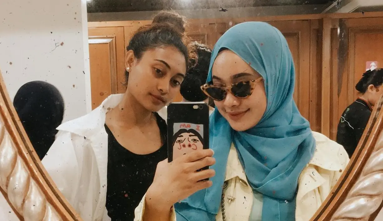 Sama-sama bersuara merdu, kakak beradik ini pun punya hubungan yang begitu dekat. Keduanya saling mendukung satu sama lain. Ternyata kemampuan menyanyi mereka merupakan turunan dari sang ayah yang juga pernah mengikuti ajang Asia Bagus. Kini, Zilva berjuang menyusul sang adik untuk bisa mengepakkan sayapnya di industri musik Tanah Air. (Liputan6.com/IG/@zilvabachmid2)