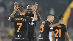 Gelandang AS Roma Lorenzo Pellegrini berselebrasi dengan Romelu Lukaku saat menjamu Frosinone pada laga pekan ketujuh Serie A 2023/2024 di Olimpico, Senin (02/10/2023) dini hari WIB. (Alfredo Falcone/LaPresse via AP)